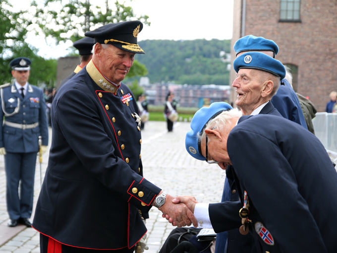 Kong Harald hilser på veteraner fra sanitetsstyrken NORMASH. Foto: Sara Svanemyr, Det kongelige hoff 
